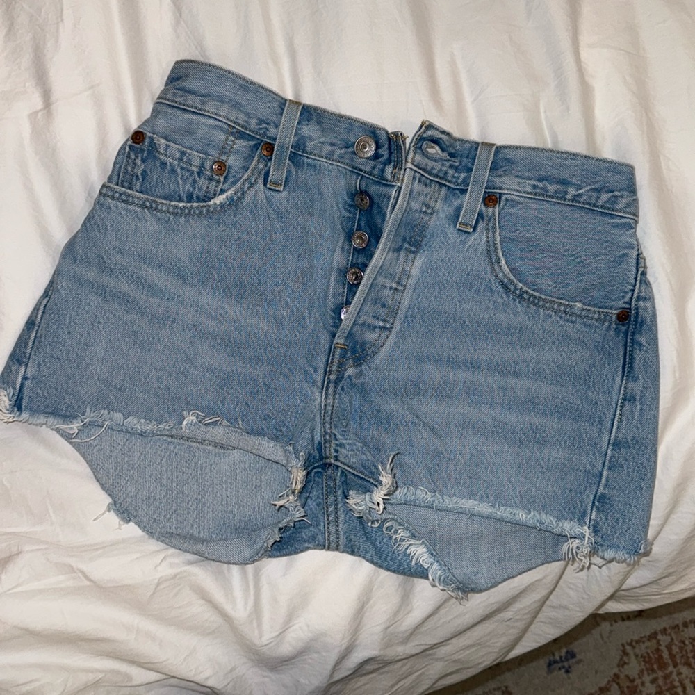 Women’s Levi’s denim light wash shorts
